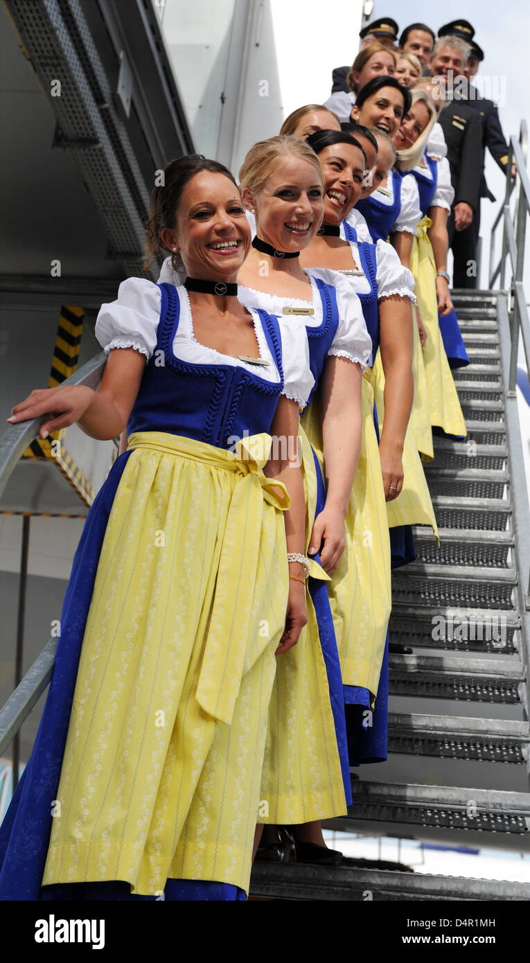 Lufthansa gli assistenti di volo in vera vestiti tirolesi e costumi tradizionali di fronte a un piano a Monaco di Baviera, Germania, il 16 settembre 2009. Durante l'Oktoberfest, il Lufthansa equipaggi servono una speciale Oktoberfest menu e birra in piccoli boccali da birra su blu e bianche tovaglie. Foto: TOBIAS HASE Foto Stock