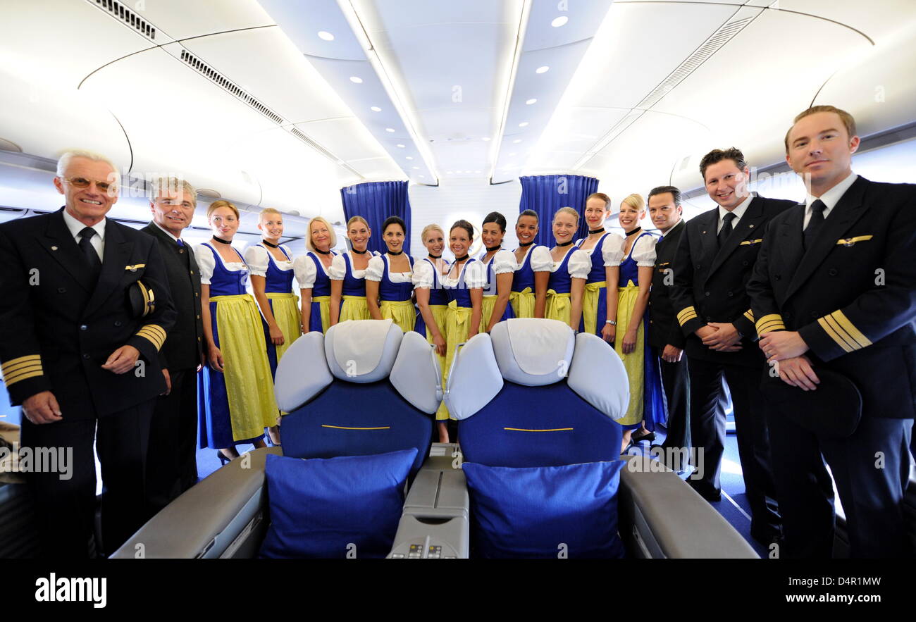 Lufthansa gli assistenti di volo in vera vestiti tirolesi e costumi tradizionali in un piano a Monaco di Baviera, Germania, il 16 settembre 2009. Durante l'Oktoberfest, il Lufthansa equipaggi servono i passeggeri della prima classe di uno speciale menu Oktoberfest e birra in piccoli boccali da birra su blu e bianche tovaglie. Foto: TOBIAS HASE Foto Stock