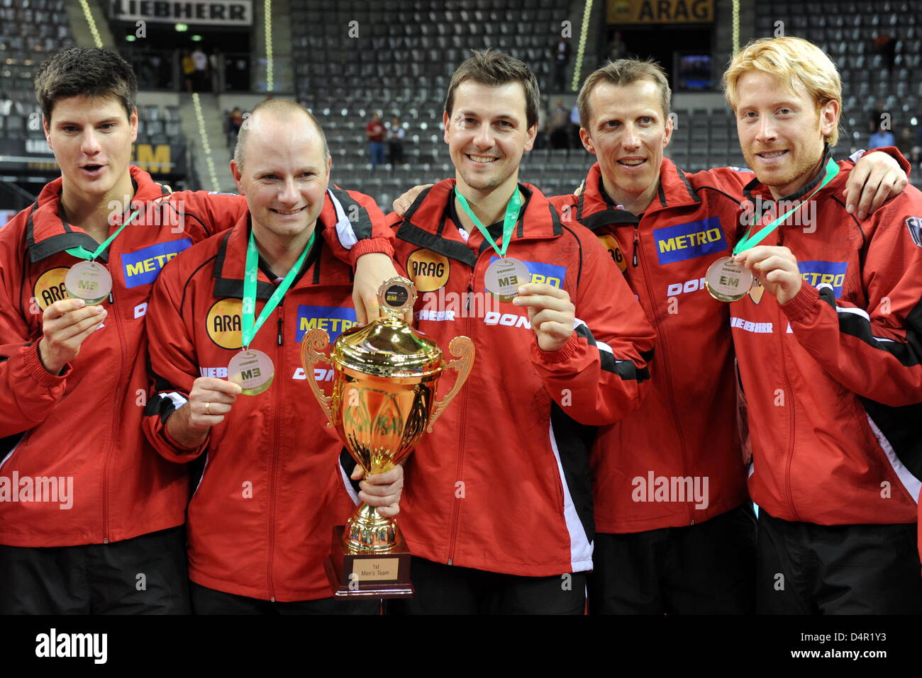 (L-R) Germania?s Dimitrij Ovtcharov, aveva coach Richard Prause, Timo Boll, assistant coach Joerg Rosskopf e Christian Suess festeggiare la conquista gli uomini?s team competition finale al 2009 Europeo Campionati di Ping Pong a Stoccarda, Germania, 16 settembre 2009. La Germania ha sconfitto la Danimarca 3-2. Foto: BERND WEISSBROD Foto Stock