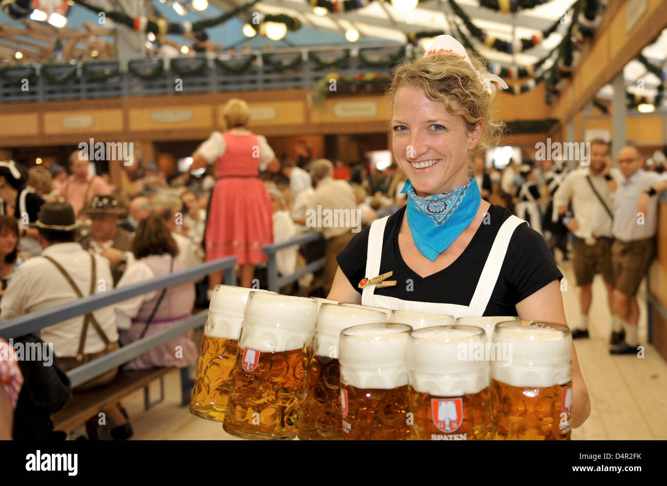 Una cameriera porta bicchieri da birra al Oktoberfest a Monaco di Baviera,  Germania, il 19 settembre 2009. La 176Oktoberfest, il mondo?s più grande  festival di musica folk, durerà fino al 04 ottobre