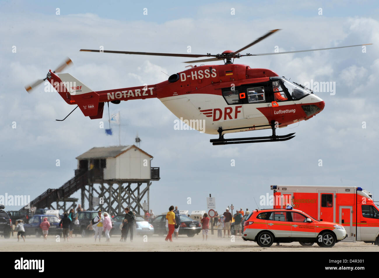 Il Salvataggio in elicottero ?Christoph Europa 5? La DRF Luftrettung (air rescue service) decolla presso la spiaggia di Sankt Peter-Ording, Germania, 13 agosto 2009. Foto: Patrick Seeger Foto Stock