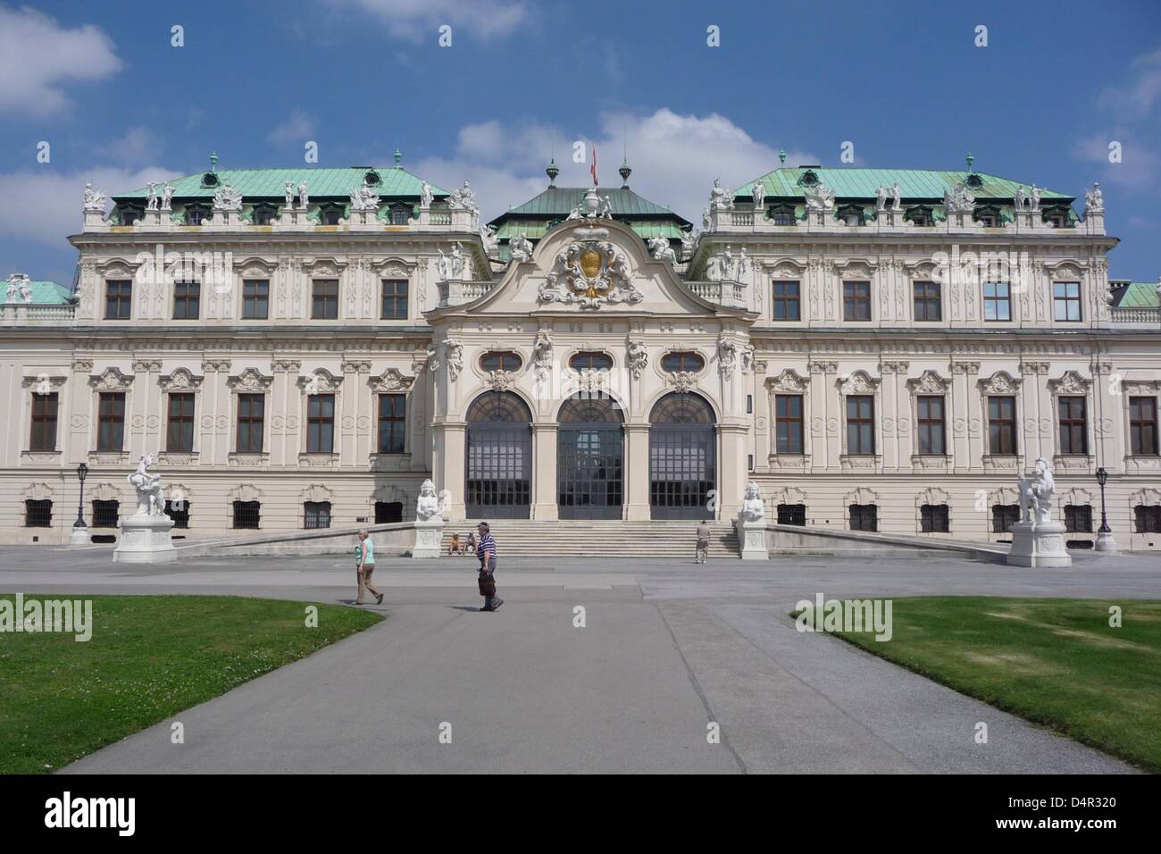 Il Belvedere Superiore di Vienna in Austria, 07 agosto 2009. Intorno al 1700, il Principe Eugenio aveva ordinato di Lukas von Hildebrandt per la costruzione di due residenze estive. La reale quarti viventi potrebbero essere trovate al Belvedere inferiore mentre il Belvedere Superiore semplicemente aveva una funzione di rappresentanza. Il master in orticoltura è stato Dominique Girard che ha progettato un giardino terrazzato con scale symmtrical, hed Foto Stock