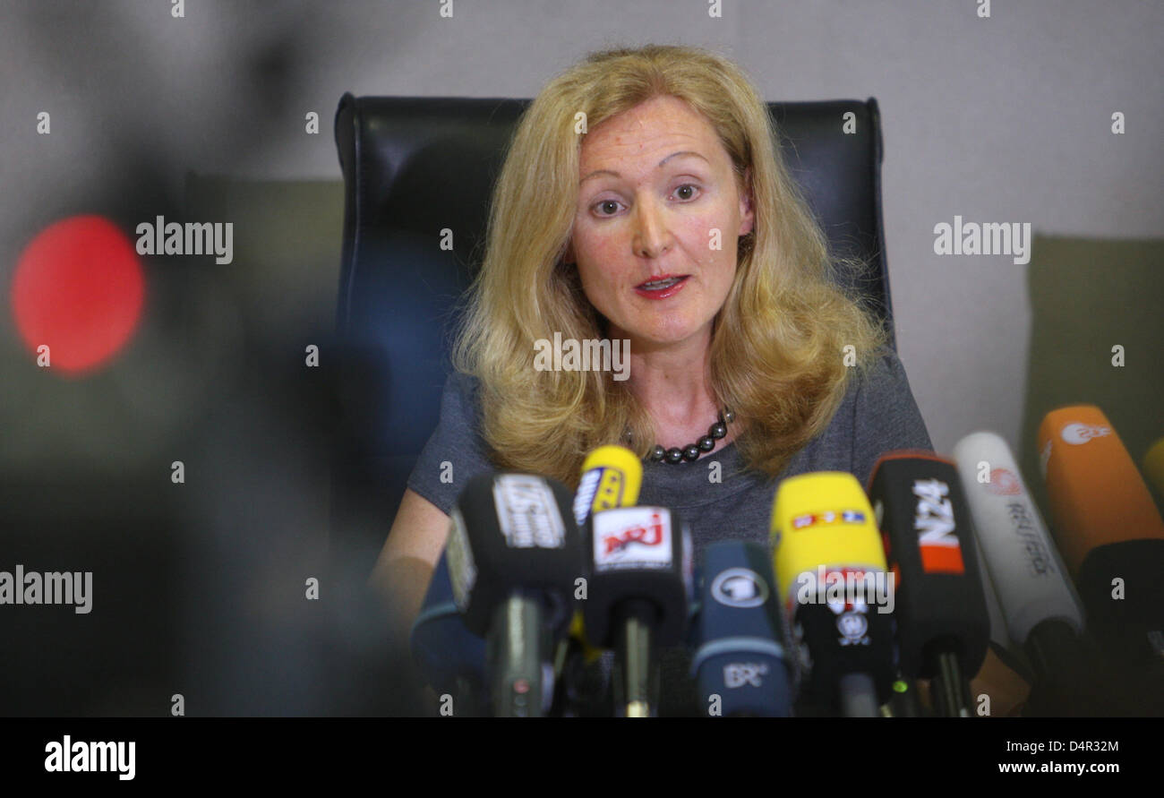 Procuratore Gudrun Lehnberger dà una conferenza stampa in Ansbach, Germania, 21 settembre 2009. La polizia e il procuratore pubblico?s office ha informato la stampa circa i dettagli dell'amok Carolinum a scuola secondaria in Ansbach il 17 settembre. Un 18-anno-vecchio aveva ferito un insegnante e nove alunni durante la sua furia. Polizia quindi arrestato il colpevole con diversi colpi. Egli è c Foto Stock