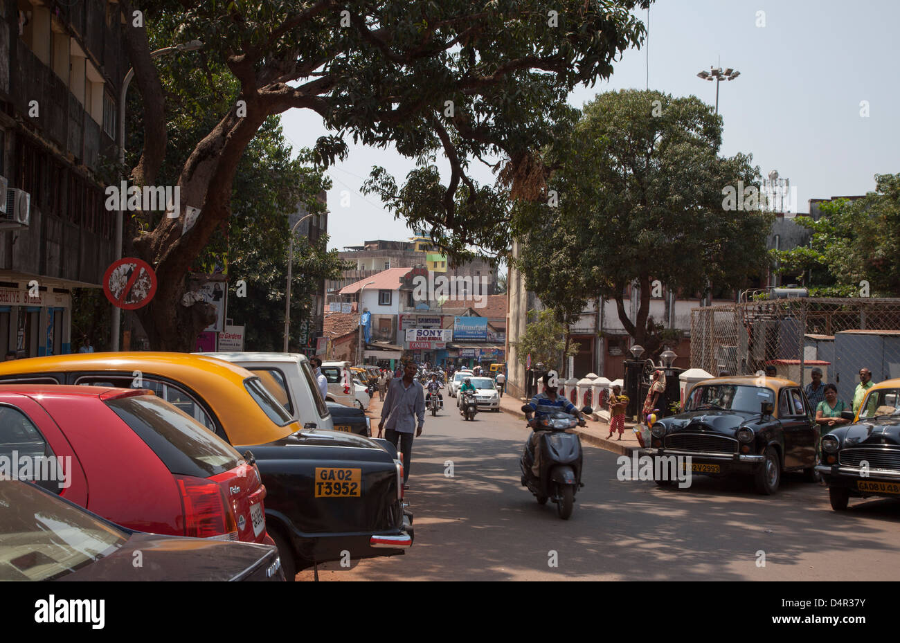 Vista lungo una strada di Margao. A sud di Goa, India. Foto Stock