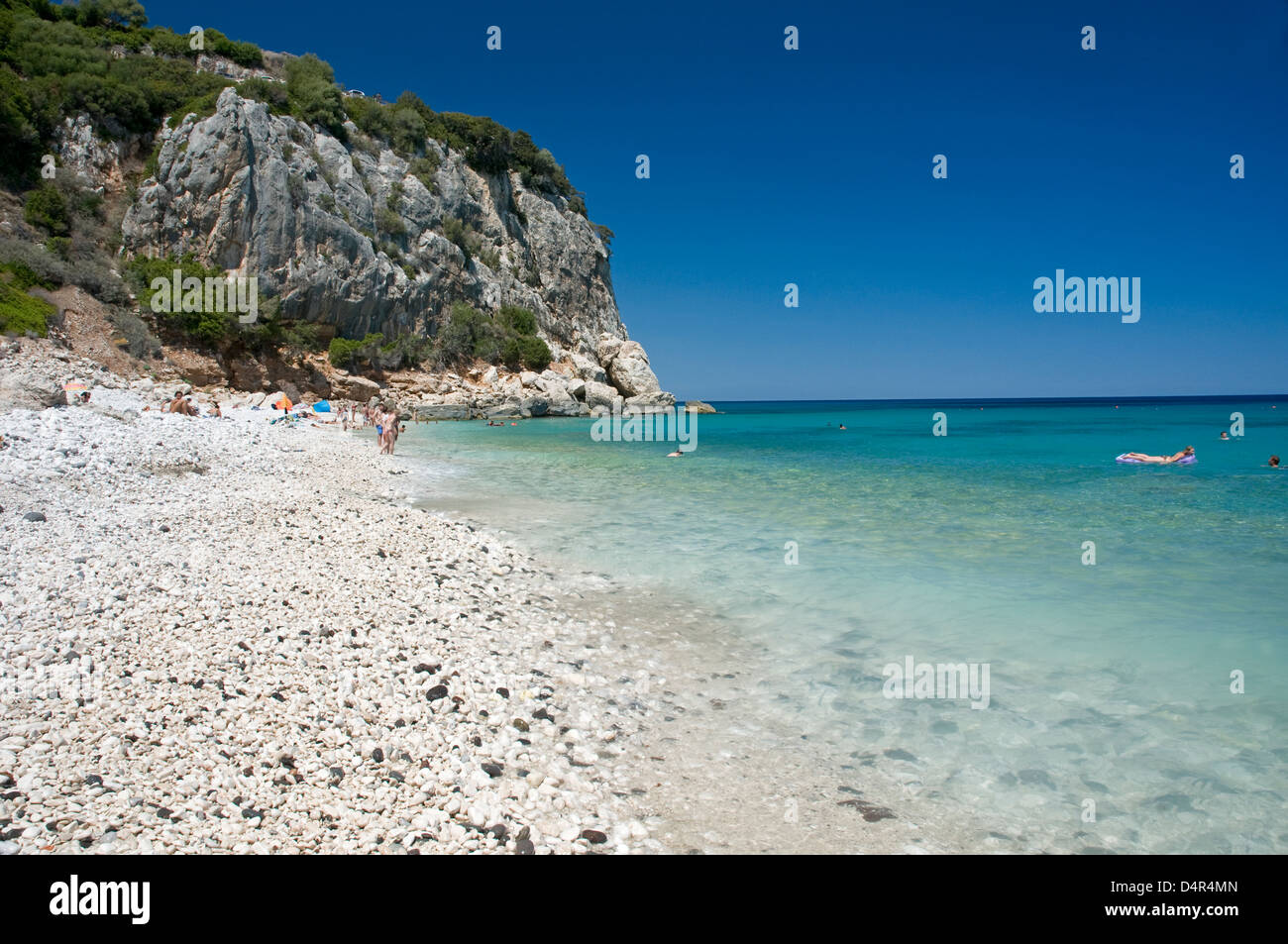 Il turista a godere le chiare e trasparenti acque del mare a Cala Fuili spiaggia, Cala Gonone, Dorgali ,il golfo di Orosei,Sardina, Italia Foto Stock