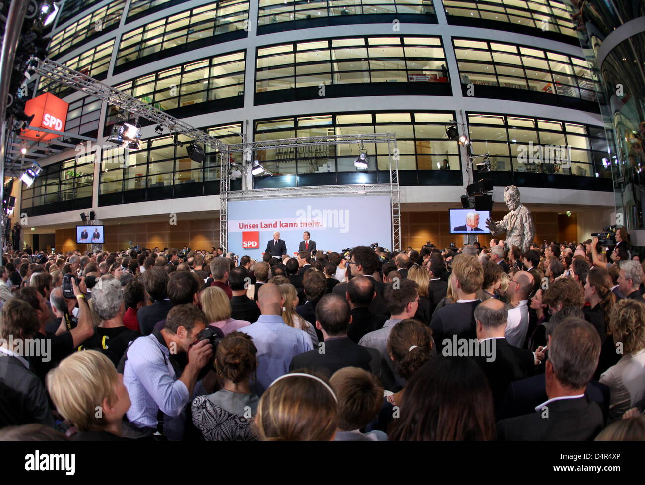 Frank-Walter Steinmeier, candidato per il cancelliere del DOCUP, Germania?s socialdemocratici, con SPD Leader Franz Muentefering (R) ad una conferenza stampa a Berlino, Germania, 27 settembre 2009. Foto: Arno Burgi Foto Stock