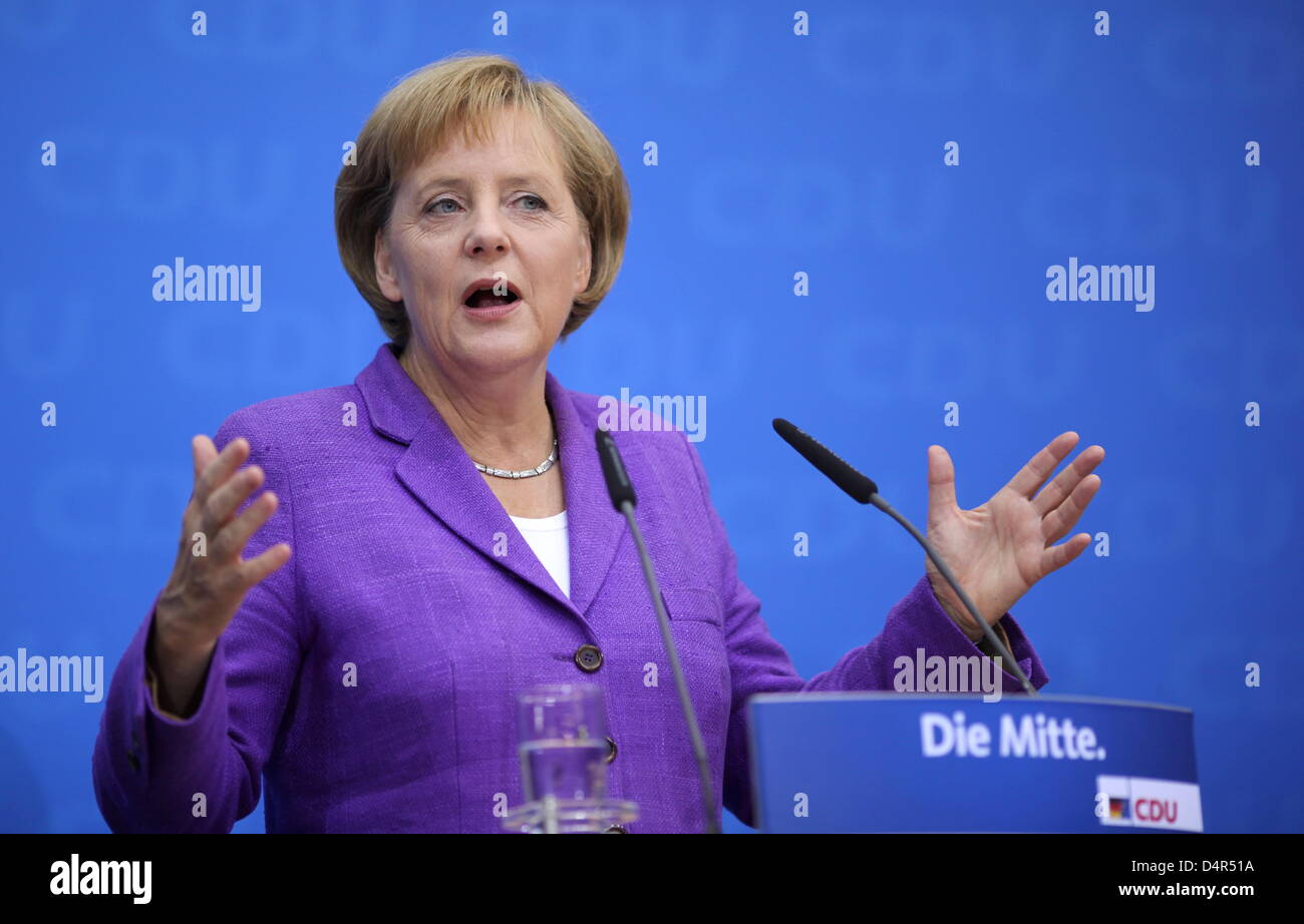 Angela Merkel, presidentessa della CDU (Cristiana Unione Democratica) e il Cancelliere tedesco, dà una conferenza stampa al ?Konrad-Adenauer-Haus? A Berlino, Germania, 28 settembre 2009. Angela Merkel ha detto 28 settembre trattative di coalizione con i Liberi Democratici (FDP) sarebbe ottenere sotto il titolo la prossima settimana. Merkel ha incontrato alti esponenti del partito ed è stata prevista per soddisfare Guido Westerwelle della FD Foto Stock