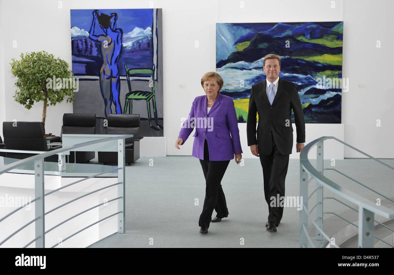 Angela Merkel, il Cancelliere tedesco e leader del conservatore cristiano democratico partito Unione (CDU) e Guido Westerwelle, leader della pro-business Liberi Democratici (FDP) si riuniscono presso la cancelleria di Berlino, Germania, 28 settembre 2009. Merkel i conservatori del giurato il lunedì per sigillare una coalizione trattativa, compresi i tagli fiscali con il pro-business Liberi Democratici (FDP) entro un mese dopo Foto Stock