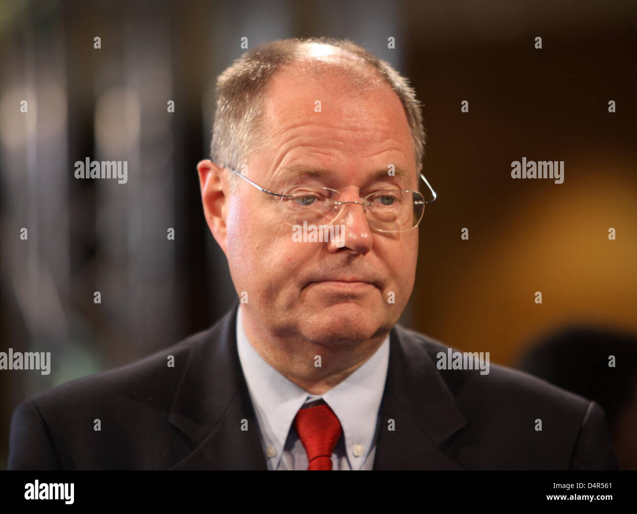 Il Ministro delle finanze tedesco Peer Steinbrueck del DOCUP, socialdemocratici, guarda sconsolato alla vigilia del Bundestag tedesco elezioni a Berlino, Germania, 27 settembre 2009. Foto: Oliver Berg Foto Stock