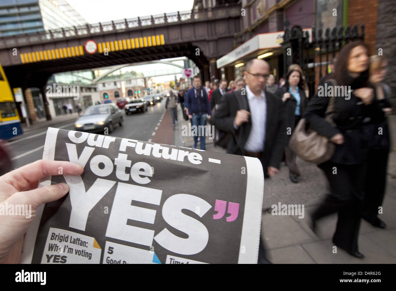 Il titolo di un giornale irlandese legge ?votare sì? Prima del referendum sul Trattato di Lisbona a Dublino, Irlanda, 01 ottobre 2009. L'Irlanda voterà sul Trattato per la seconda volta il 02 ottobre 2009, dopo che era stata respinta la prima volta spingendo l Unione Europea verso una crisi. Foto: Arved Gintenreiter Foto Stock