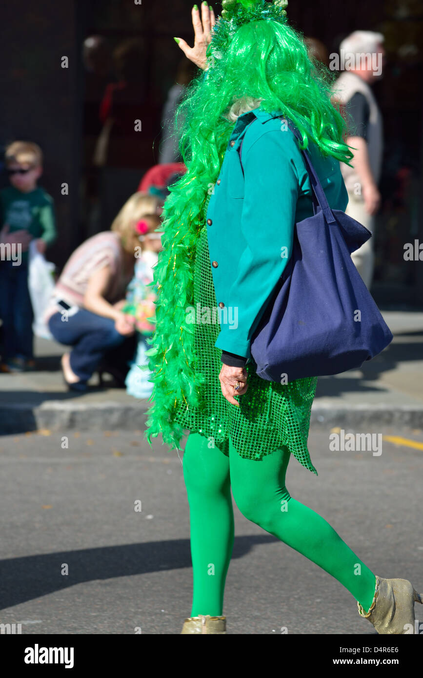 Vestito di verde dalla testa ai piedi Foto Stock