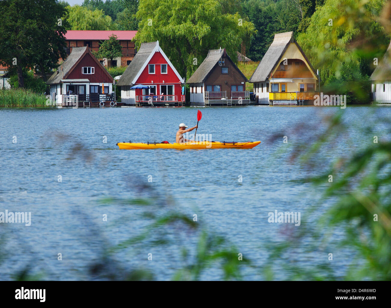 Un uomo di canoe sul lago Mirow in Mirow, Germania, 22 agosto 2009. Meclemburgo Lake District è un luogo popolare per le vacanze. Foto: Wolfram Steinberg Foto Stock