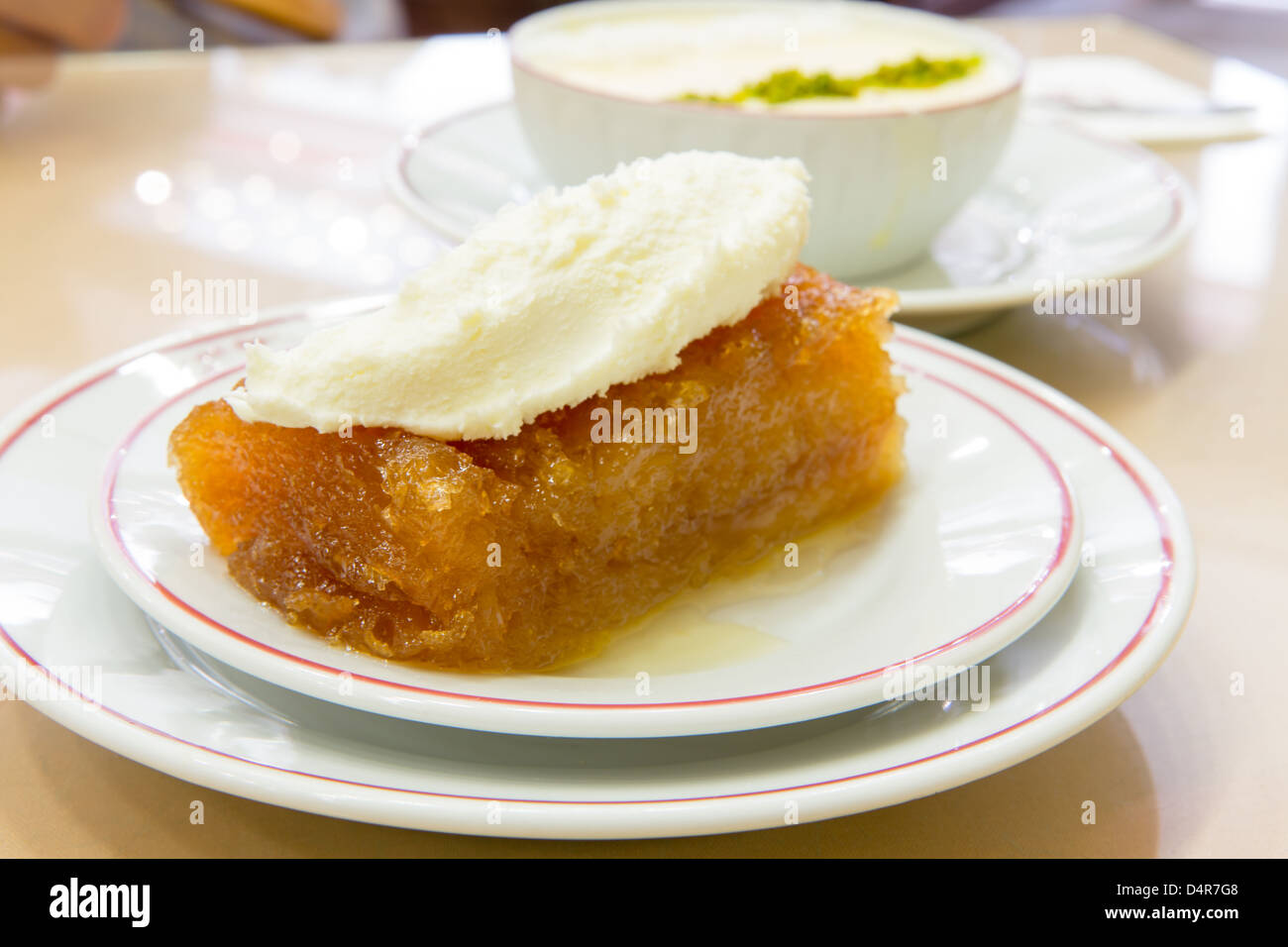 Tradizionale dessert turco Ekmek Tatlisi fatta con pane e sorbetto, servita con piena di grasso di latte. Foto Stock