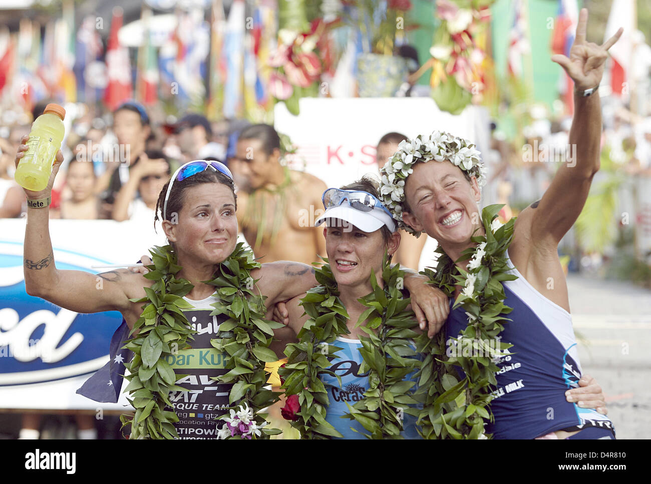 Lo spagnolo Virginia Berasategui (terzo), Australian Mirinda Carfrae (seconda) e britannica Chrissie Wellington (primo), le tre donne più veloci, di allegria dopo aver attraversato la linea del traguardo al Ironman Triathlon World Championships di Kailua-Kona, Hawaii, USA, 10 ottobre 2009 (ora locale). Foto: Thomas Frey Foto Stock