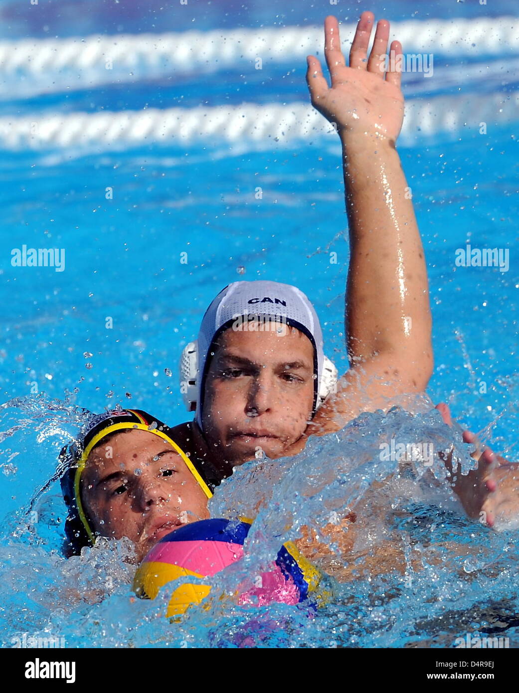 Il tedesco Marko Stamm (L) e Canada?s Jonathan Ruse si contendono la palla durante la loro pallanuoto corrispondono al Campionati del Mondo di nuoto FINA al Foro Italico a Roma, Italia, 22 luglio 2009. Il Canada ha vinto 5-4. Foto: MARCUS BRANDT Foto Stock