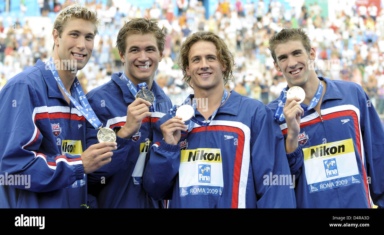 (L-R) USA?s Matteo Grevers, Nathan Adrian, Ryan Lochte e Michael Phelps sorriso con le loro medaglie d oro nella staffetta 4x100 Stile libero a i Campionati del Mondo di nuoto FINA a Roma, Italia, 26 luglio 2009. Foto: Marcus Brandt Foto Stock