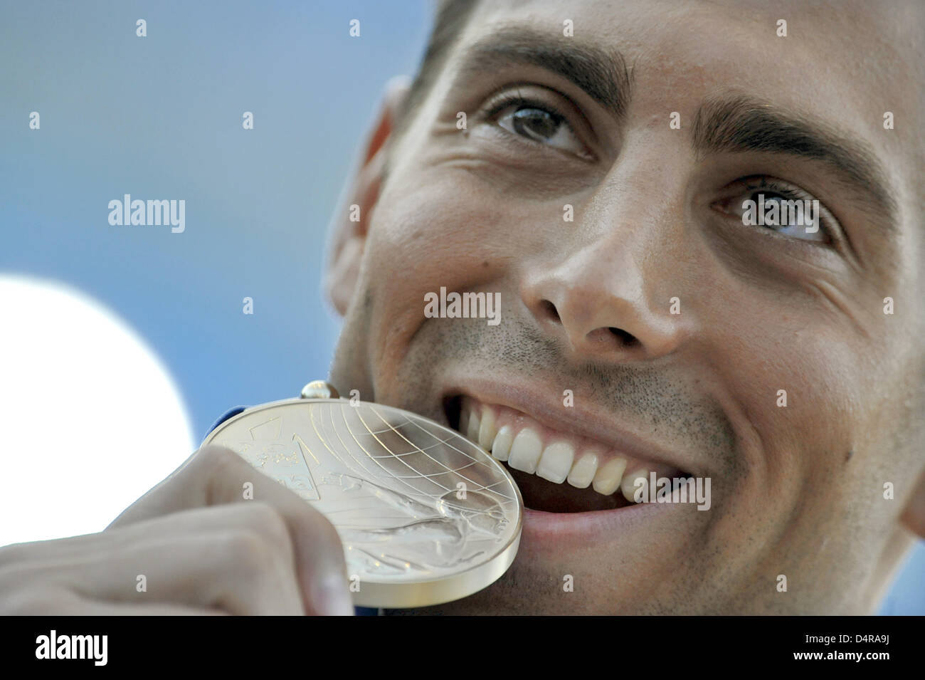La Serbia?s Milorad Cavic morde la sua medaglia d'oro conquistata in 50m Butterfly a i Campionati del Mondo di nuoto FINA a Roma, Italia, 27 luglio 2009. Foto: Bernd Thissen Foto Stock