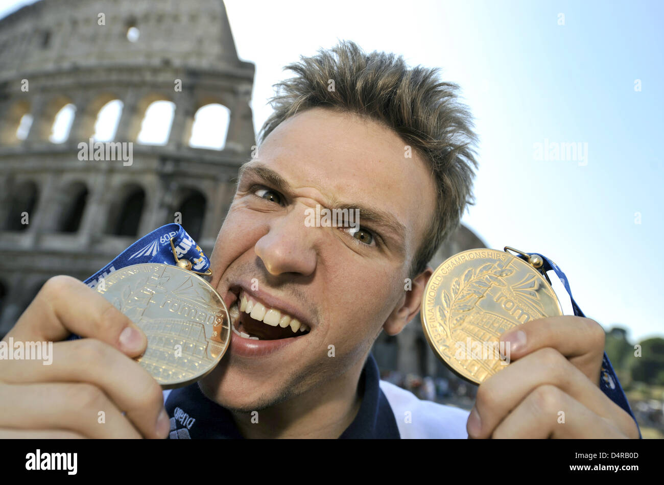 Paul Biedermann, il duplice campione del mondo, mostra il suo oro medaglie per le vittorie nel 200m e 400m Freestyle gare nei Campionati del Mondo di nuoto FINA di fronte al Colosseo a Roma, Italia, 30 luglio 2009. Foto: BERND THISSEN Foto Stock