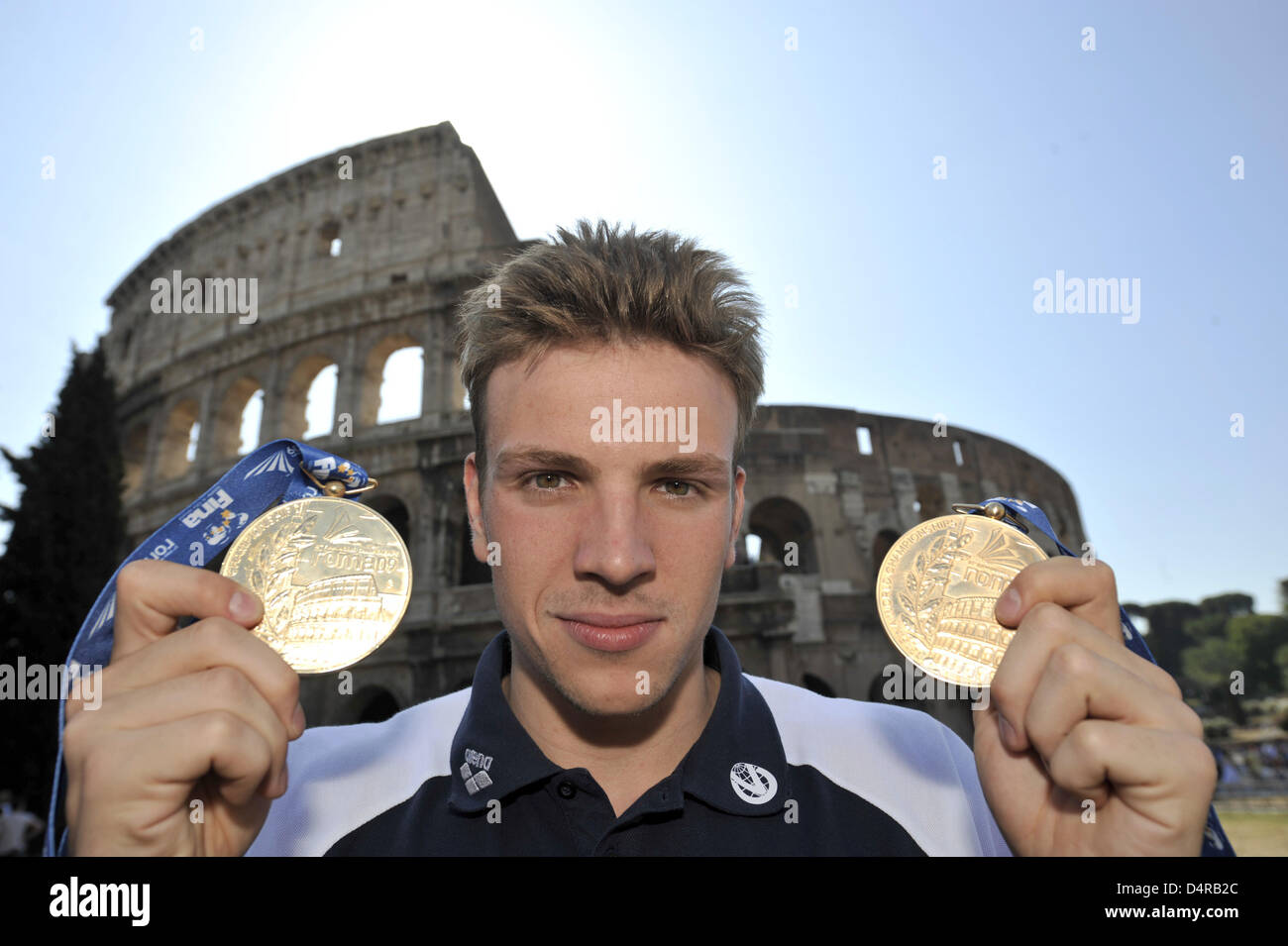 Nuotatore tedesco Paul Biedermann, il duplice campione del mondo, mostra il suo oro medaglie per le vittorie nel 200m e 400m Freestyle gare nei Campionati del Mondo di nuoto FINA di fronte al Colosseo a Roma, Italia, 30 luglio 2009. Foto: Bernd Thissen Foto Stock