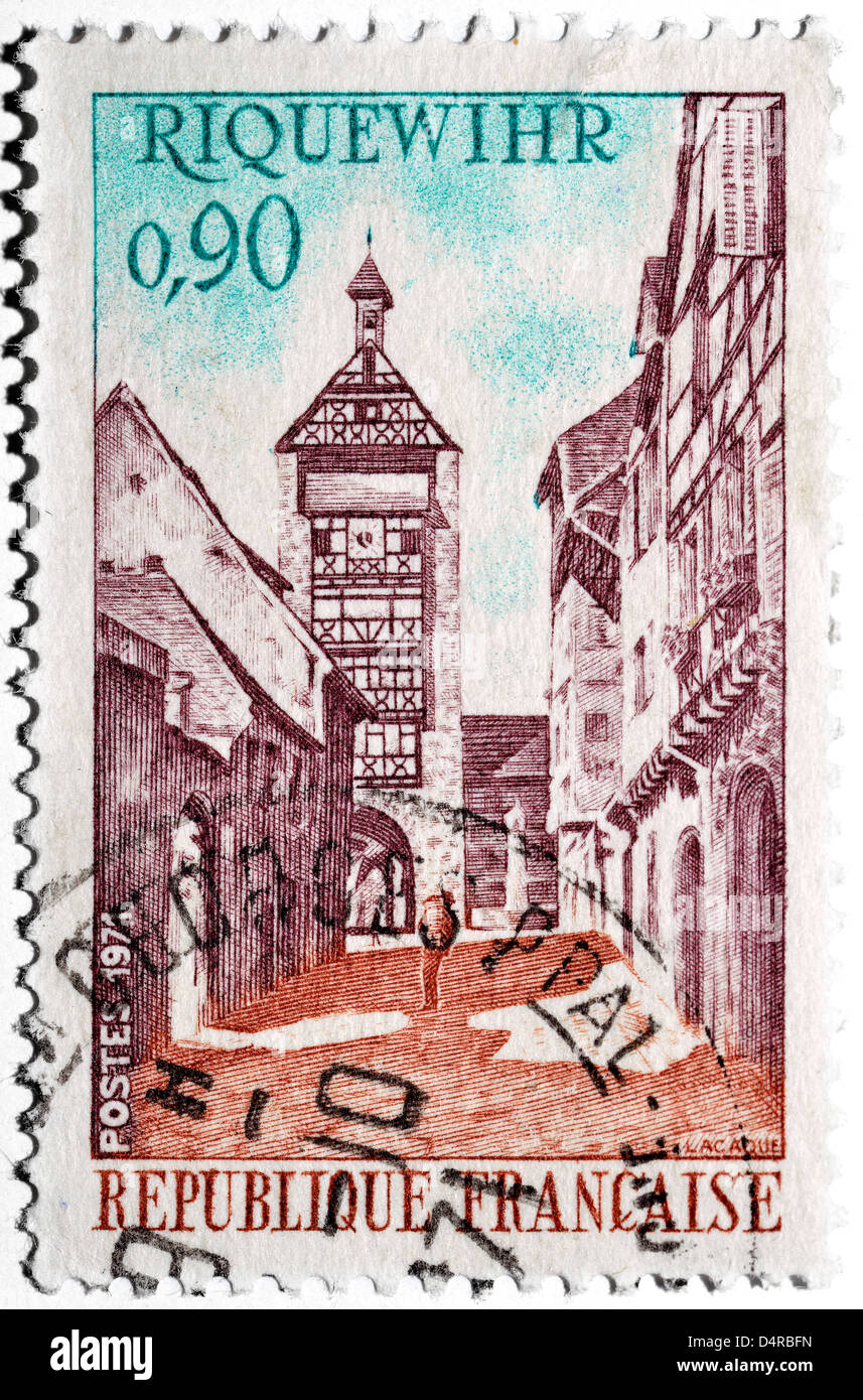 Il francese francobollo con la città di Riquewihr, comune francese nel dipartimento dell'Alto Reno, Alsazia, Europa Foto Stock
