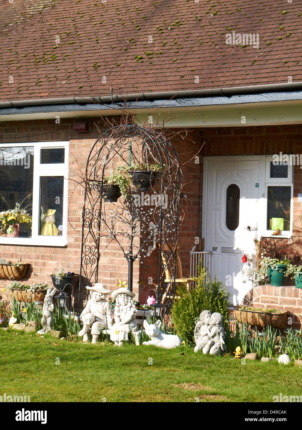 Casa privata con giardino ornamenti in Sandbach CHESHIRE REGNO UNITO Foto Stock