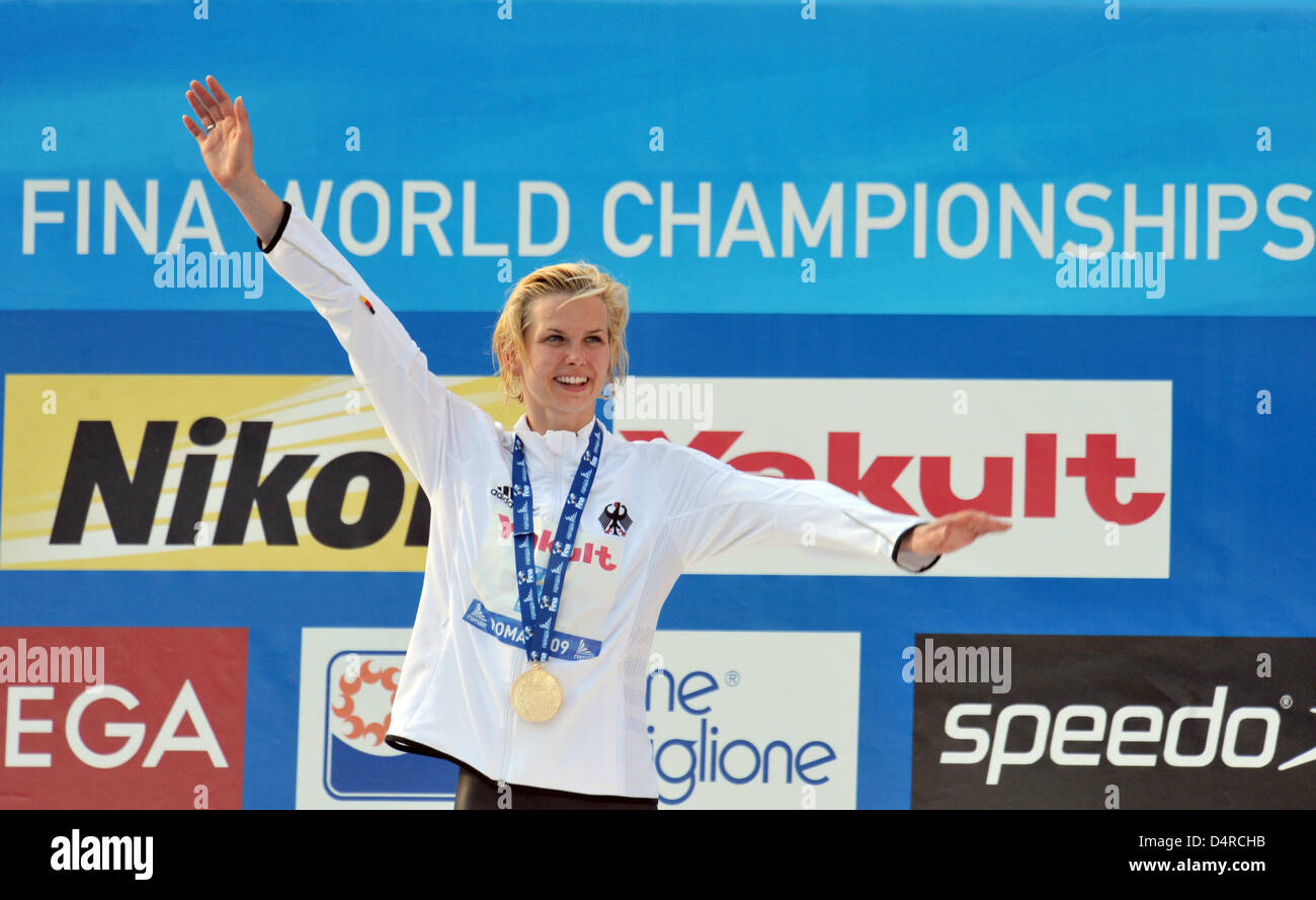Germania?s Britta Steffen vince la medaglia d'oro oltre 100m Freestyle presso i Campionati del Mondo di nuoto FINA a Roma, Italia, 31 luglio 2009. Foto: Bernd Thissen Foto Stock