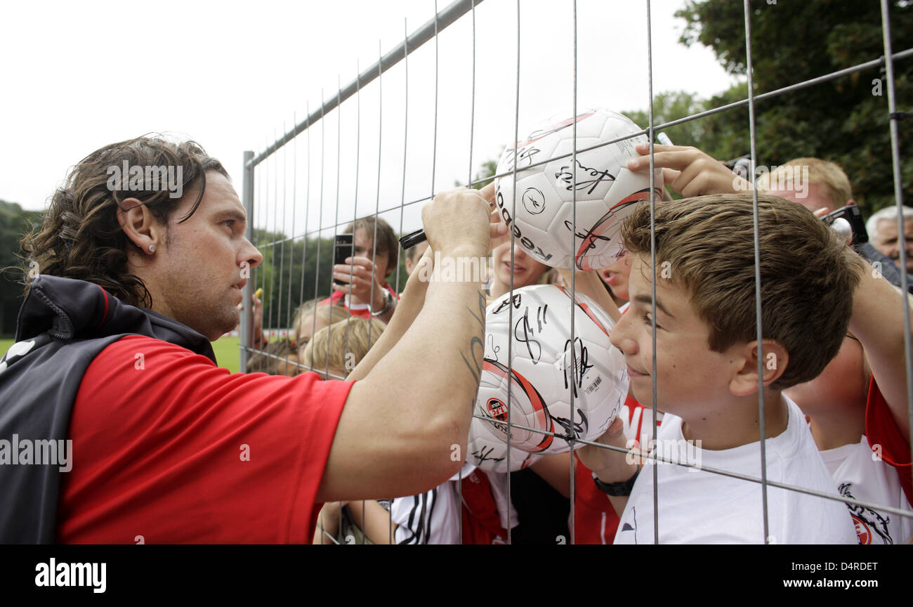 Bundesliga tedesca club 1.FC Colonia?s Portogallo su maniche internazionale (L) firma autografi dopo un corso di formazione di Colonia, Germania, 11 agosto 2009. Foto: Rolf Vennenbernd Foto Stock