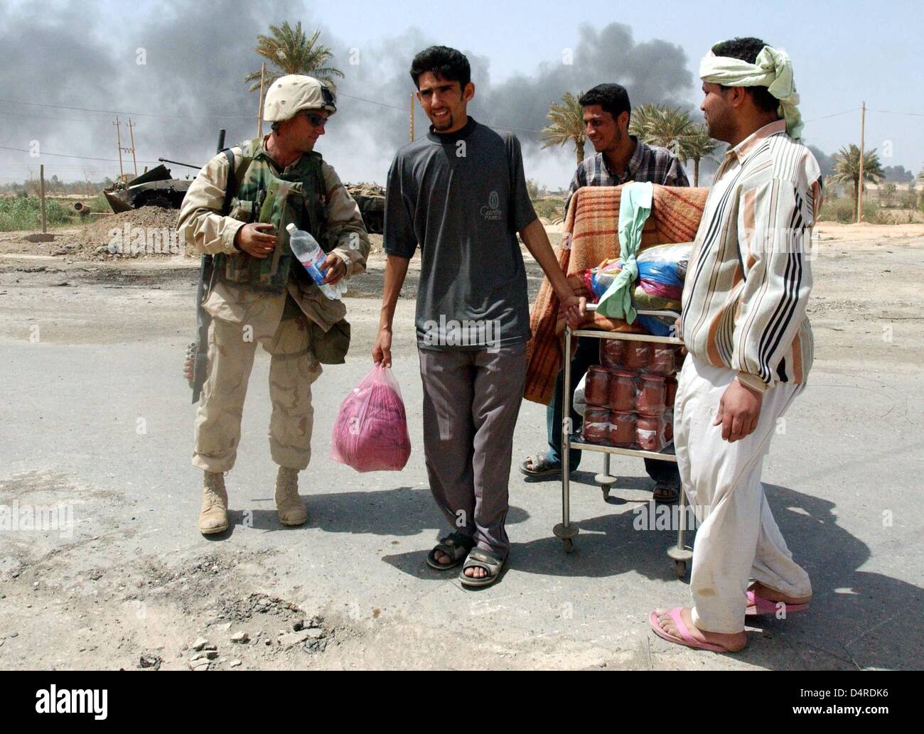 Un US marine saccheggiatori nega l'accesso a una zona residenziale del 10 aprile 2003 a Bagdad. Foto Stock