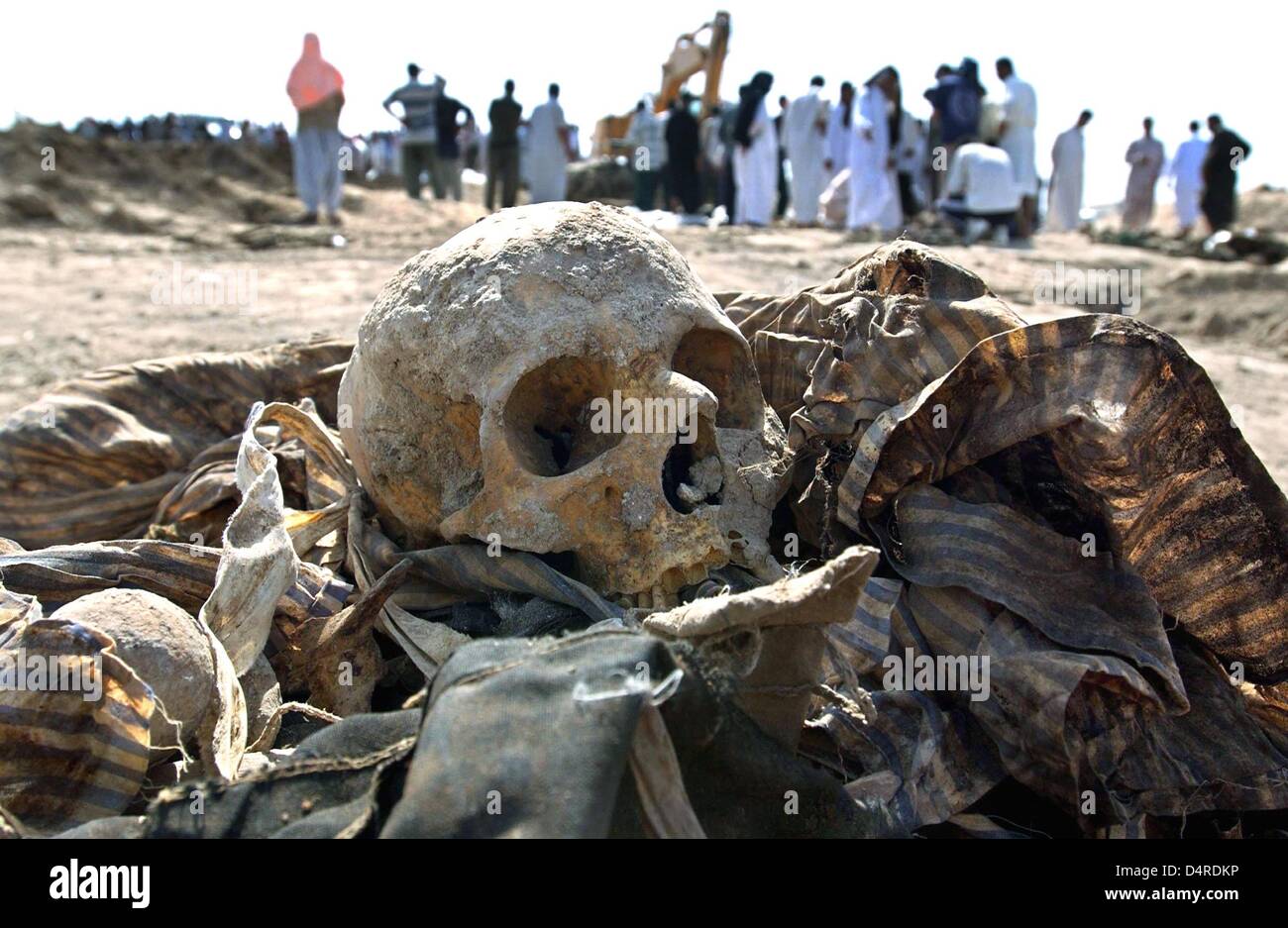 I resti mortali di un essere umano sono sdraiato a terra nei pressi di El Khatonia, circa 80km a sud di Baghdad, il 14 maggio 2003. Foto Stock