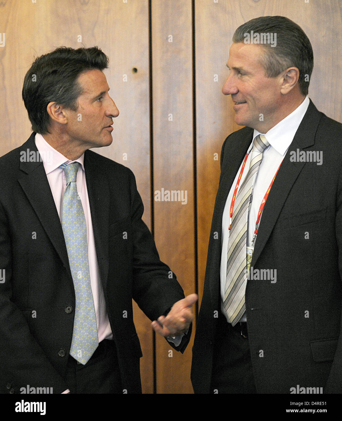 IAAF membri del Consiglio ucraino pole vault leggenda Sergey Bubka (R) e British ex mezzo fondista Sebastian Coe (L) a parlare dopo una riunione congiunta di IOC e IAAF a Berlino, Germania, 14 agosto 2009. Entrambi sono considerati top possibilità per la successione di lamine Diack, presidente della International federazione atletica IAAF. Entrambe le associazioni si sono incontrati per colloqui in forerunn Foto Stock