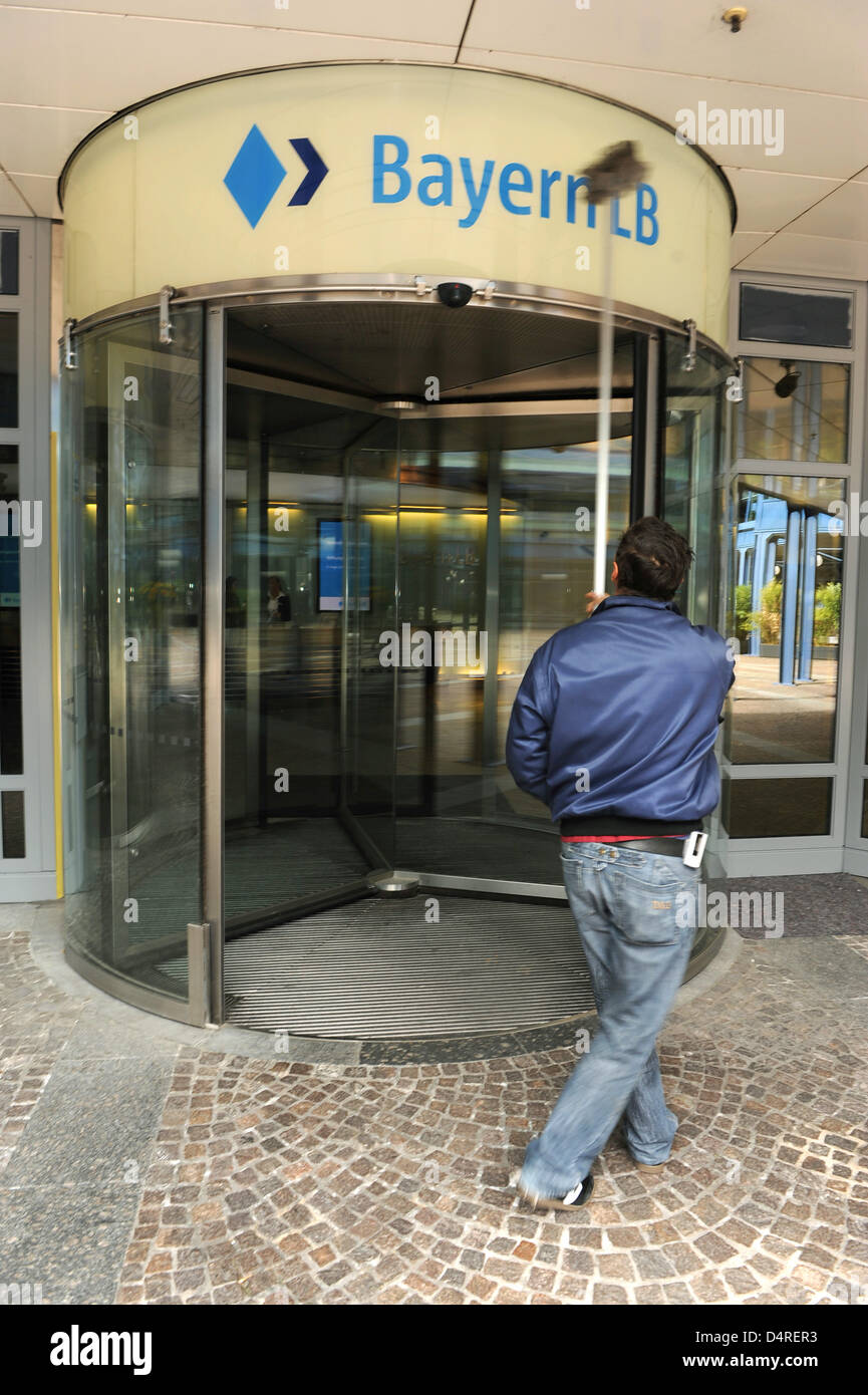 Un lavoratore pulisce l'ingresso della sede dello stato federale banca di Baviera (BayernLB) di Monaco di Baviera, Germania, il 14 ottobre 2009. Il pubblico ministero?s office indaga contro la BayernLB, che è stata profondamente colpita dalla crisi finanziaria. La ricerca si concentra sui miliardi di euro-acquisto di Austrian Hypo Group Alpe Adria (HGAA) nel 2007. Gli uffici della HGAA a Monaco di Baviera Foto Stock