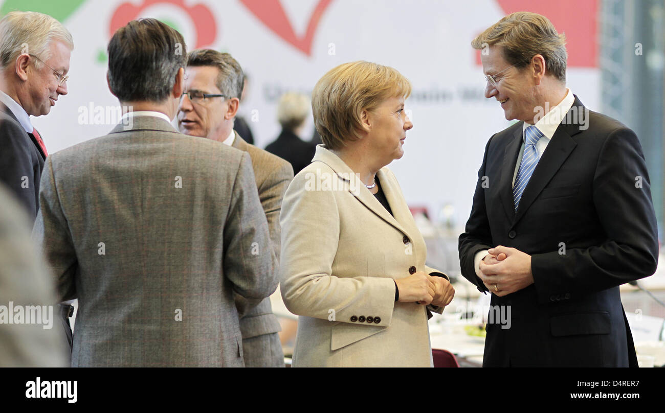 Roland Koch, Primo Ministro di Hesse (Cristiana Unione Democratica CDU, L-R), Hermann Otto Solms, finanza esperto del Partito Democratico Libero (FDP), Thomas de Maiziere, capo della cancelleria (CDU), il Cancelliere tedesco Angela Merkel (CDU) e Guido Westerwelle, Presidente della FDP si incontrano per la coalizione di negoziati tra il FDP e CDU/CSU nell'ufficio dello stato del Nord Reno Westph Foto Stock