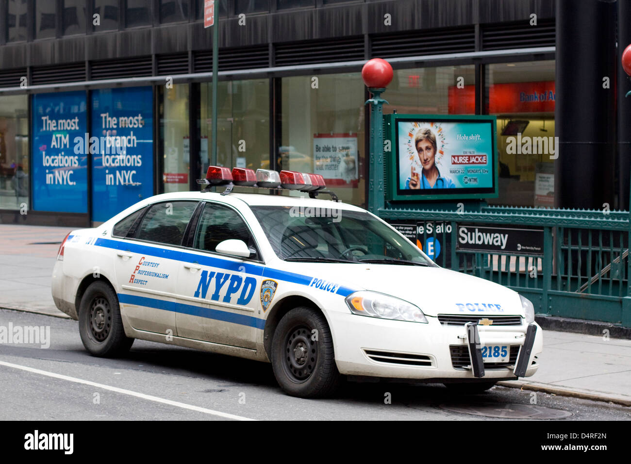 NYPD Chevrolet Impala auto della polizia vicino alla metropolitana di New York City STATI UNITI D'AMERICA Foto Stock