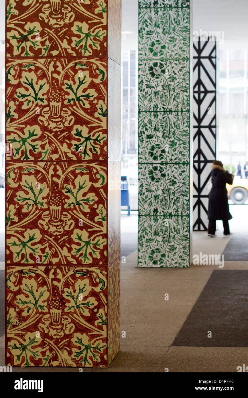 Dipinto decorativo pilastri a Lever House su Park Ave, New York Foto Stock