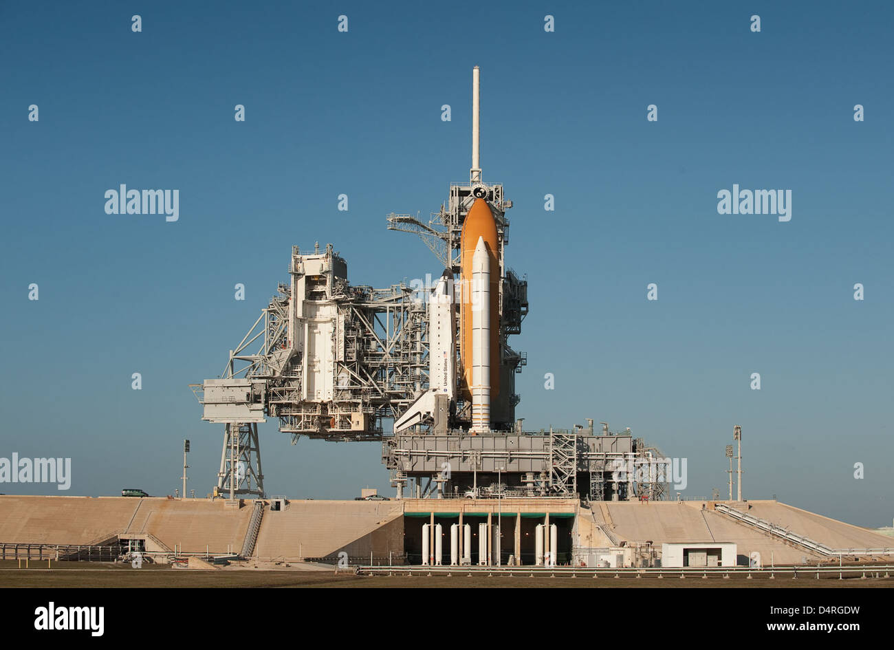 Space Shuttle Endeavour sulla rampa di lancio del Kennedy Space Center durante le attività di pre-volo STS-130, preparandosi a fornire un modulo e supportare le operazioni a bordo della stazione spaziale Internazionale. Foto Stock