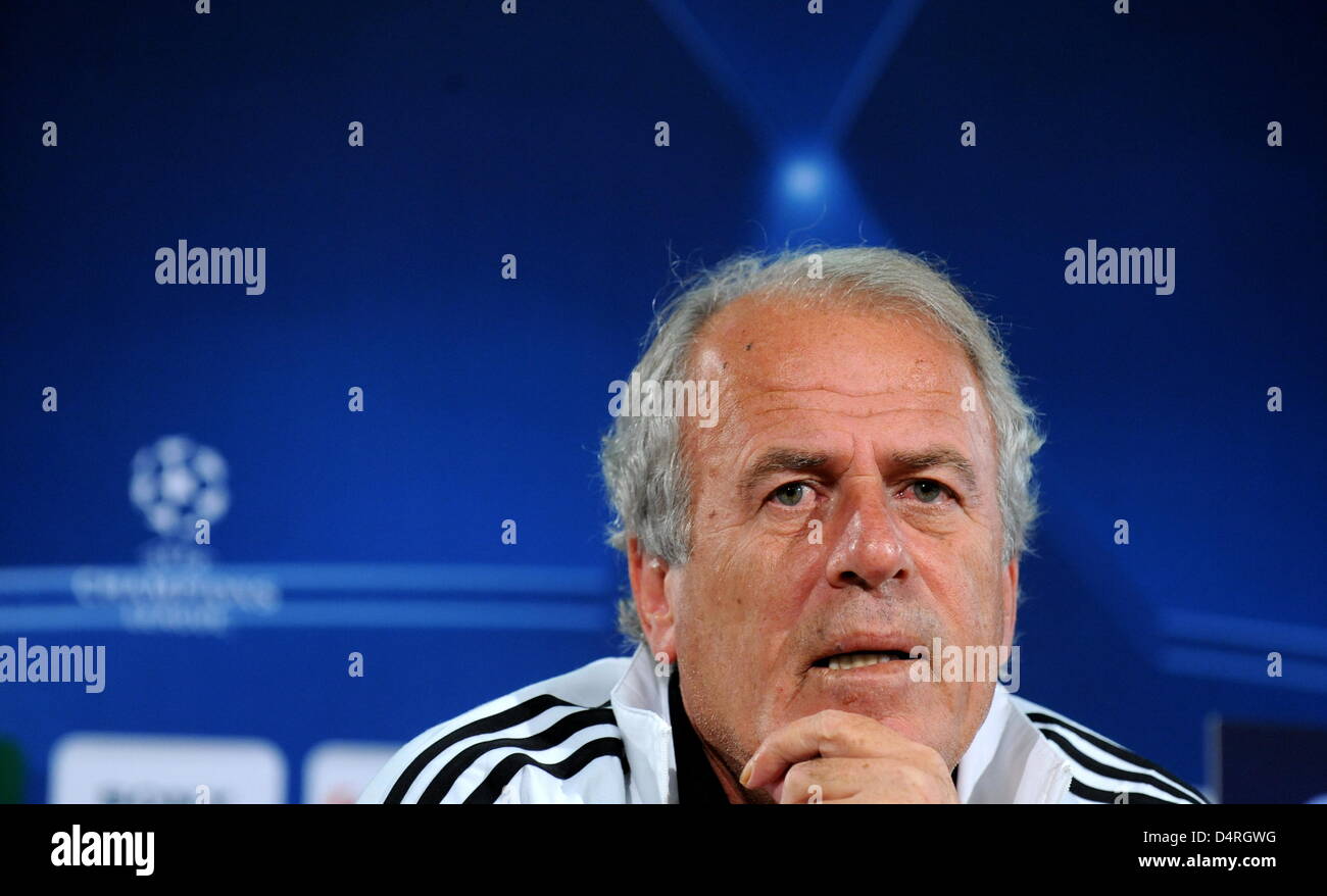 Mustafa Denizli, head coach della parte turca Besiktas, Istanbul, partecipa a una conferenza stampa presso l'Arena Volkswagen a Wolfsburg, in Germania, il 20 ottobre 2009. Besiktas Istanbul dovrà affrontare la Bundesliga tedesca club VfL Wolfsburg in Champions League match il 21 ottobre 2009 a Wolfsburg. Foto: JOCHEN LUEBKE Foto Stock