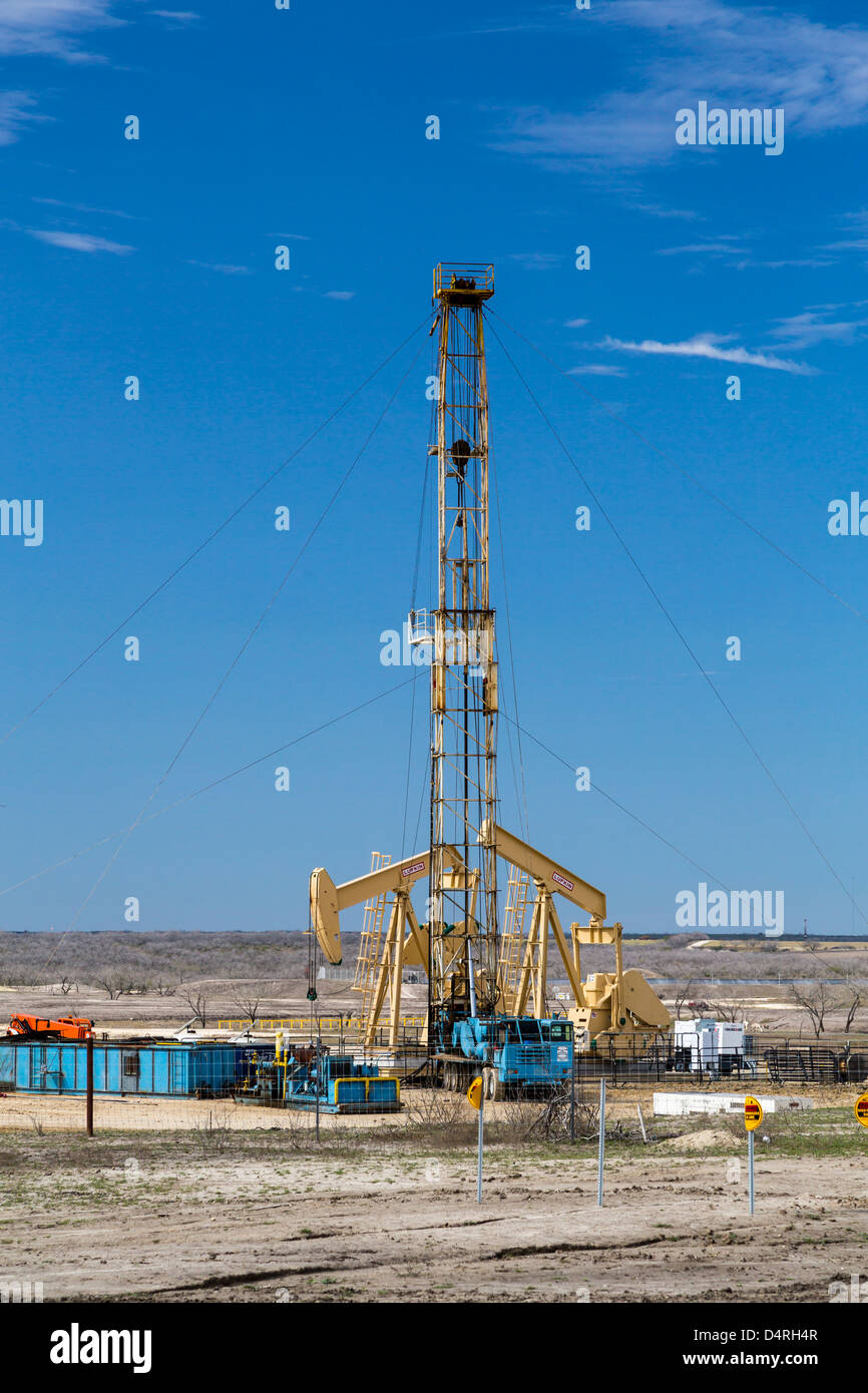 Una fase esplorativa di olio e impianto di perforazione in prossimità di Peggy, Texas, Stati Uniti d'America. Foto Stock