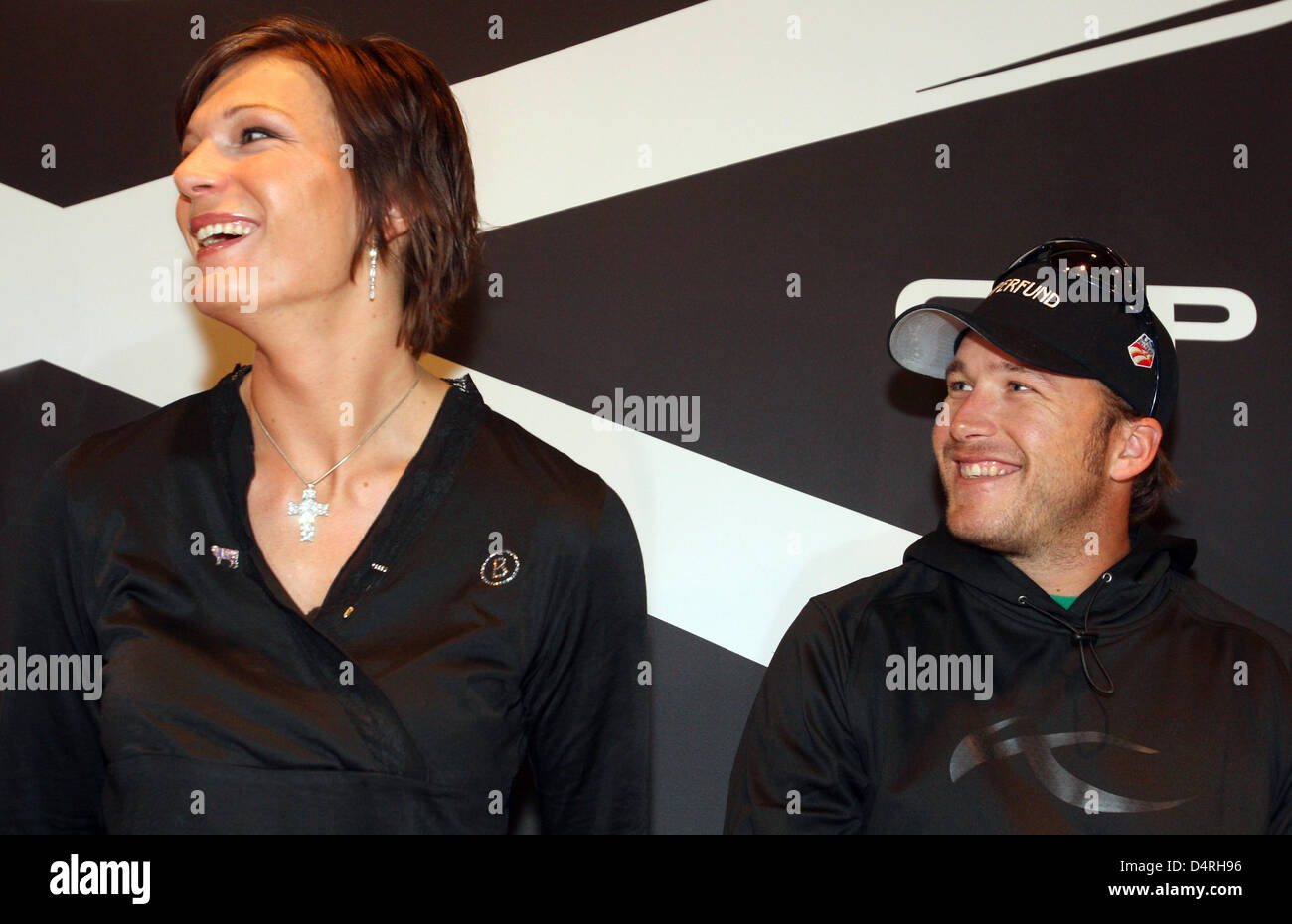 Germania?s Maria Riesch (L) e USA?s Bode Miller (R) sorriso durante una conferenza stampa di un equipaggiamento sportivo produttore Soelden, Austria, 22 ottobre 2009. Soelden ospita gli slalom gigante il 24 e 25 ottobre che kick off la Coppa del Mondo di Sci Alpino stagione 2009/10. Foto: Karl-Josef Hildenbrand Foto Stock