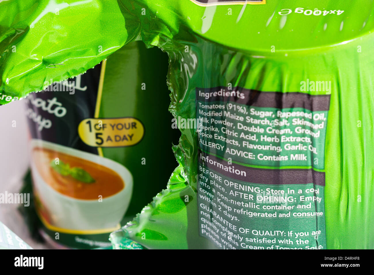 Involucro di plastica con informazioni di etichettatura nei dintorni di barattoli di zuppa.. Negozi del Regno Unito. Foto Stock