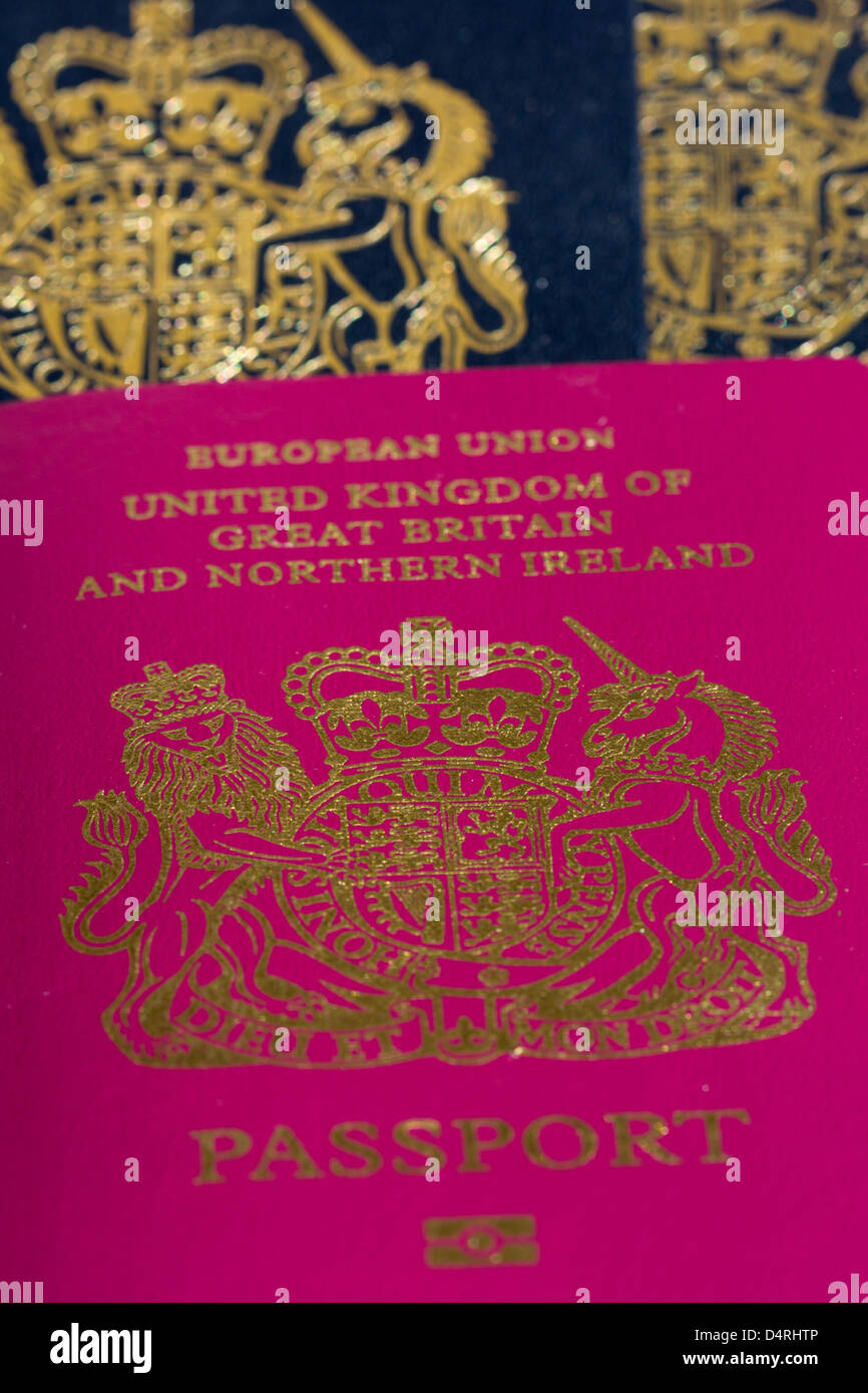 Il vecchio e il nuovo tipo di passaporto britannico REGNO UNITO Foto Stock