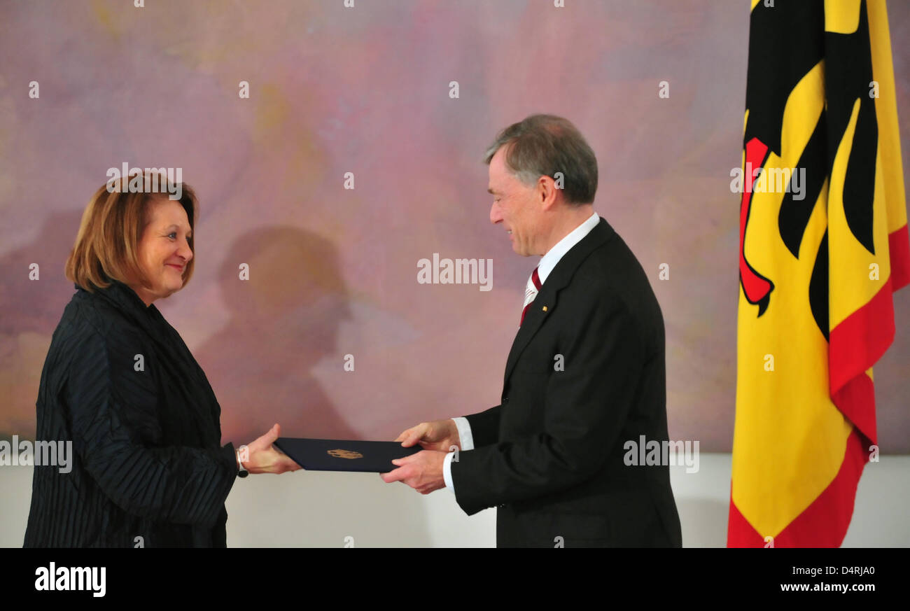 Il tedesco il Ministro della giustizia Sabine Leutheusser-Schnarrenberger riceve il certificato di nomina dal Presidente tedesco Horst Koehler durante la nomina dei ministri al Bellevue Palace a Berlino (Germania), 28 ottobre 2008. Foto: Klaus-Dietmar Gabbert Foto Stock