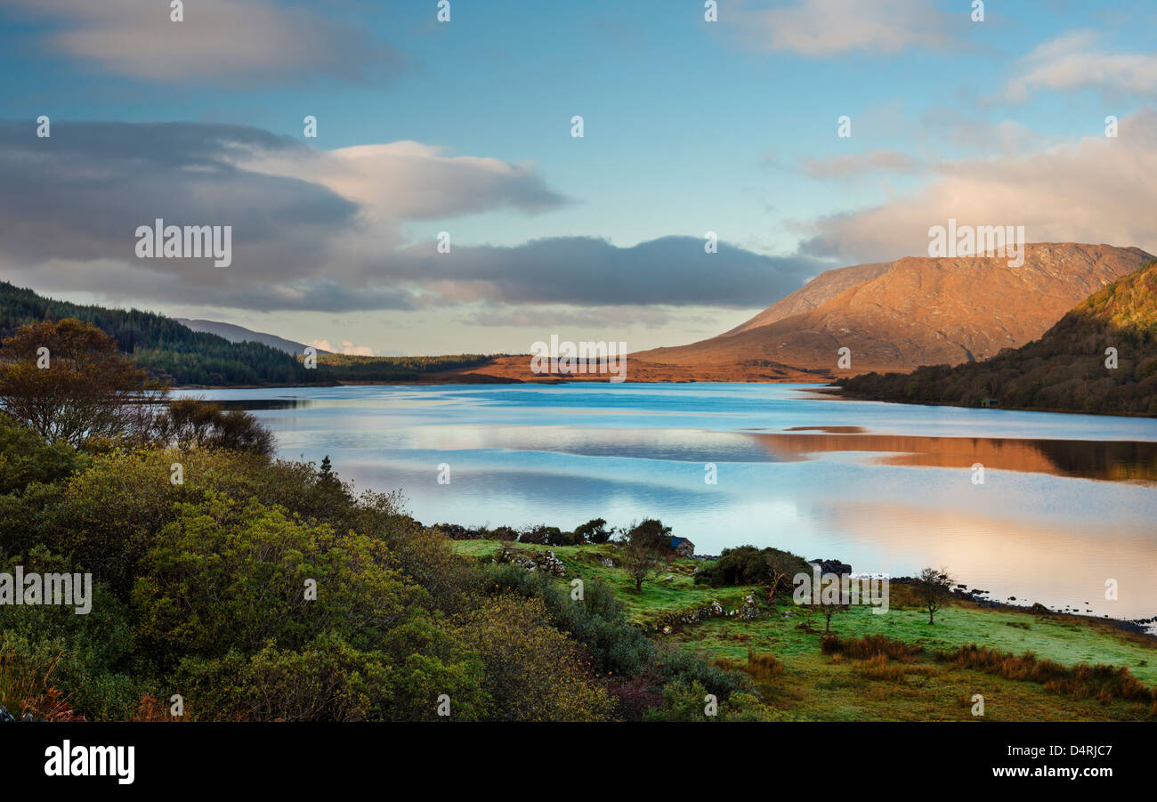 La mattina presto in autunno sul nord-occidentale di braccio del Lough Corrib, vicino Doon rocce, Co Galway, Irlanda Foto Stock