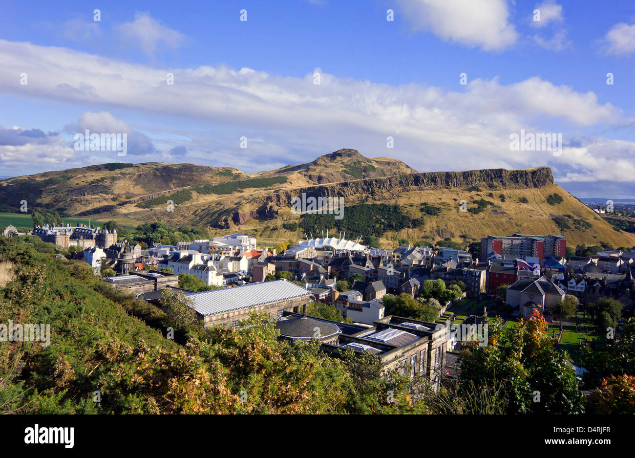 Salisbury Crags e l'Holyrood area da Calton Hill Foto Stock
