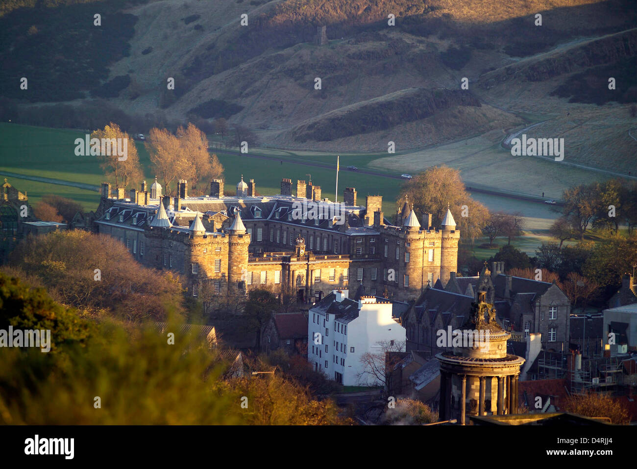 Il palazzo di Holyrood alla fine di sun da Calton Hill Foto Stock