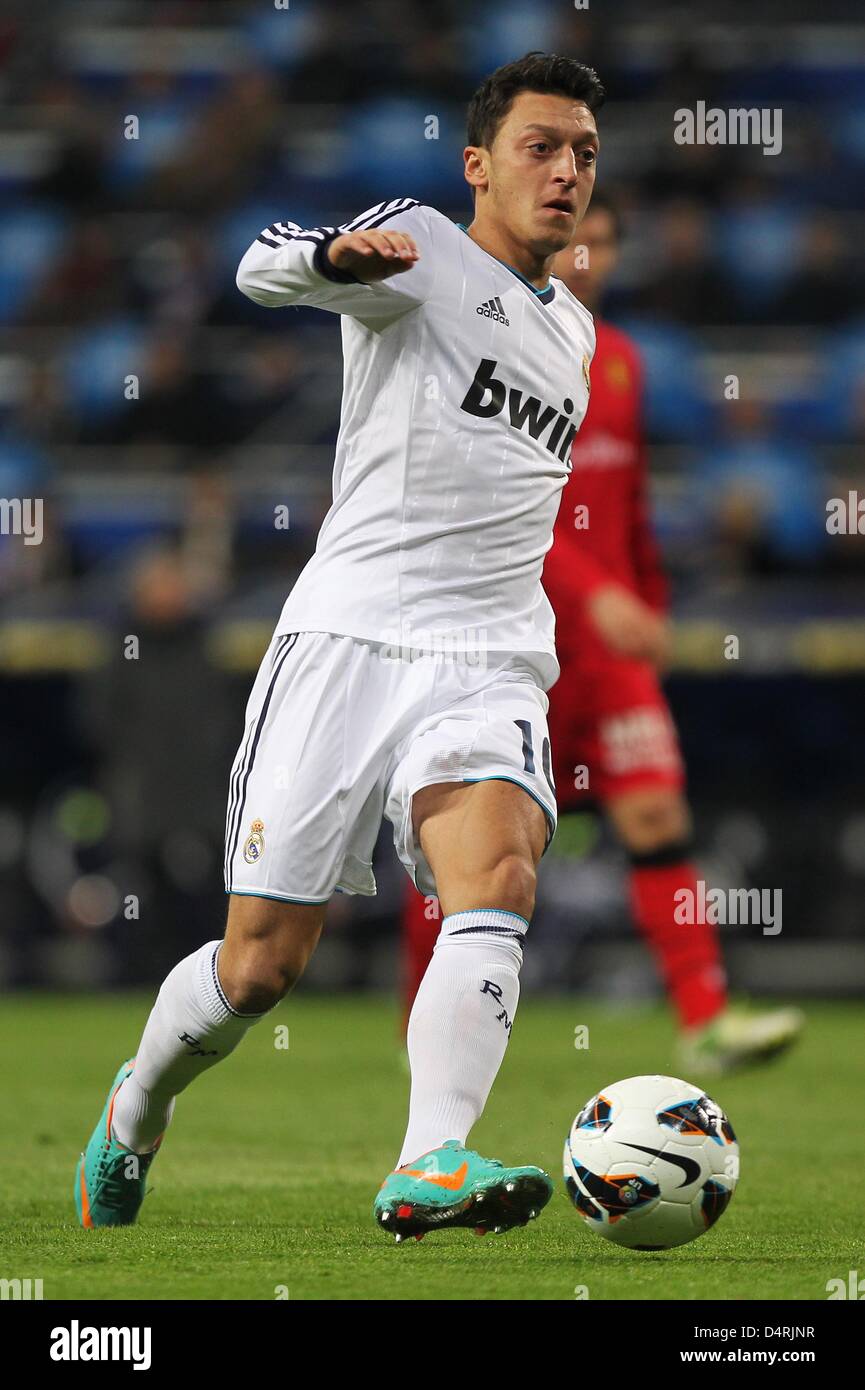 Del Real Madrid Mesut Oezil (L) in azione durante la Primera Division spagnolo partita di calcio tra il Real Madrid e il RCD Mallorca a Santiago Bernabeu Stadium in Madrid, Spagna, 16 marzo 2013. Madrid ha vinto 5-2. Foto: Fabian Stratenschulte/dpa Foto Stock