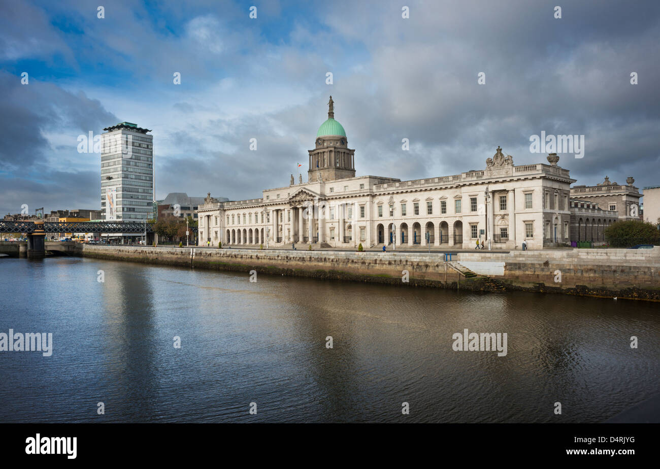 Il Custom House, situato sulla riva nord del fiume Liffey, Dublino, Irlanda con Liberty Hall a sinistra Foto Stock