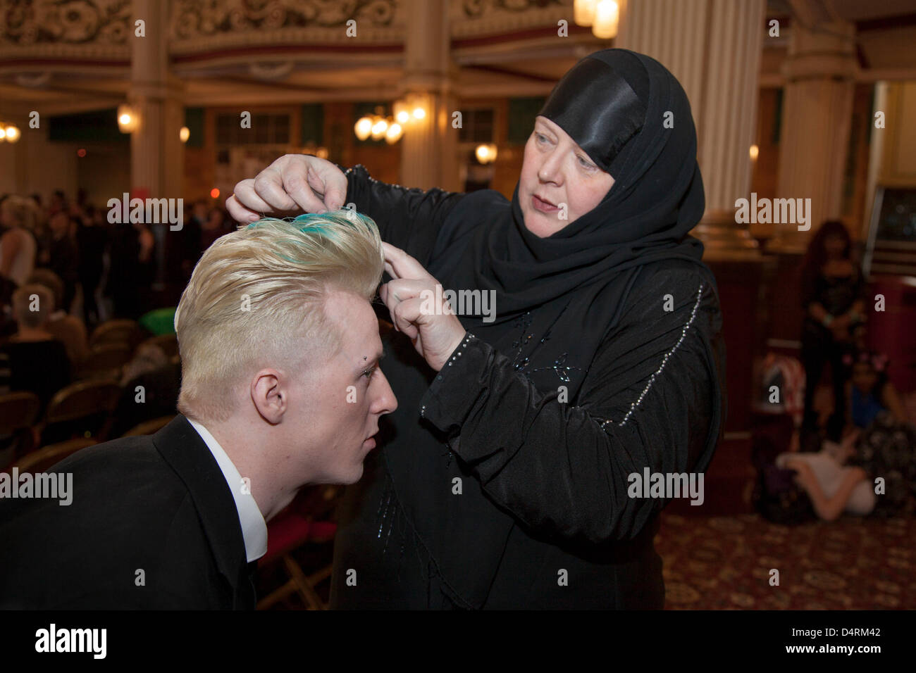 Parrucchiere femmina taglio e uomini per lo styling dei capelli. Annie e Mark McNamara, con un 'Rock a Billy' quiff stile, da Willesden Green, Londra, all'Hair & Beauty, Nord Ovest finals parrucchieri Competition, tenutosi presso la sala da ballo imperatrice, giardini invernali, Blackpool. Foto Stock