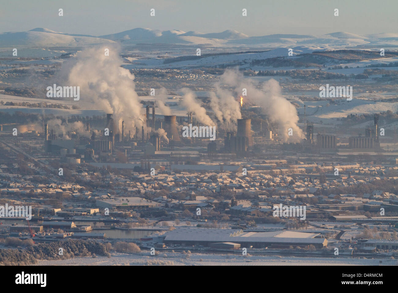 Una vista guardando oltre a Grangemouth raffineria di petrolio complesso sul Firth of Forth. Foto Stock