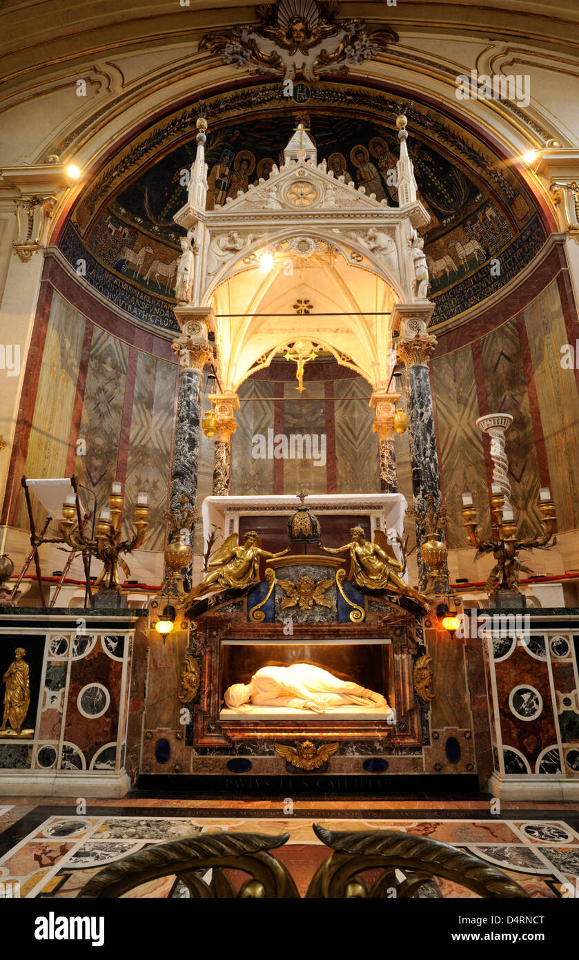 Italia, Roma, Trastevere, basilica di Santa Cecilia in Trastevere, statua di Santa Cecilia e ciborio Foto Stock