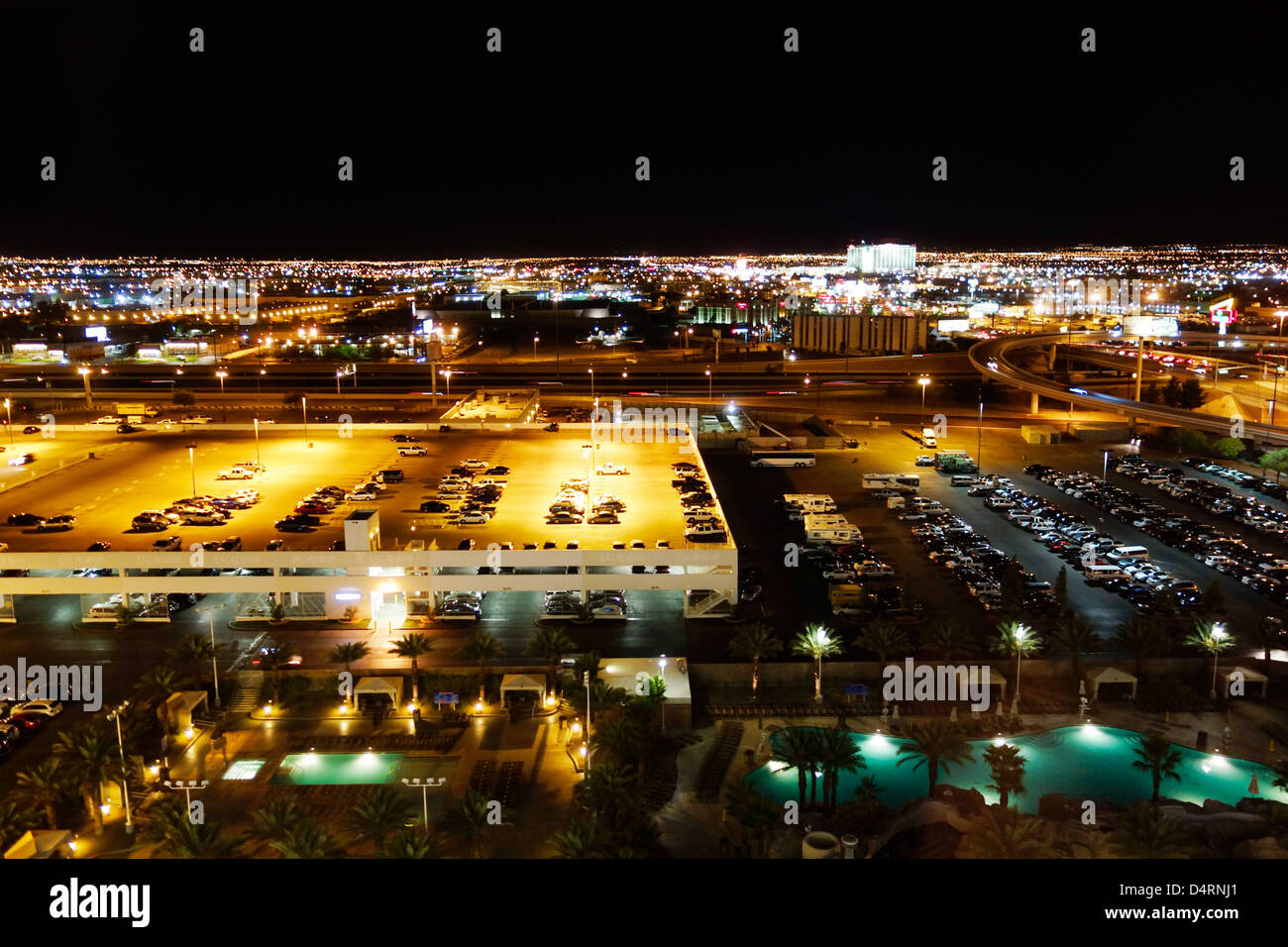 Vista posteriore di Rural Las Vegas di notte visto dall'Excalibur con parcheggi e piscine nella parte anteriore Foto Stock